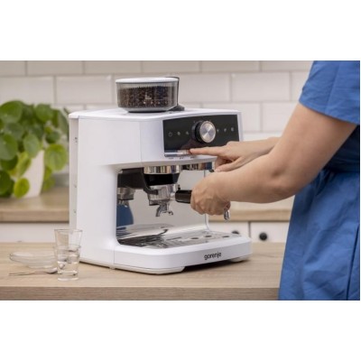 Кавоварка Gorenje ріжкова 2.5л, кавомолка 0,25л, капучинатор, кнопочне керування, білий