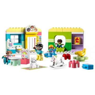 Конструктор LEGO DUPLO Town Життя в дитячому садку