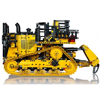 Конструктор LEGO Technic Бульдозер Cat D11 на пульті управління 42131