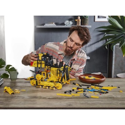 Конструктор LEGO Technic Бульдозер Cat D11 на пульті управління 42131