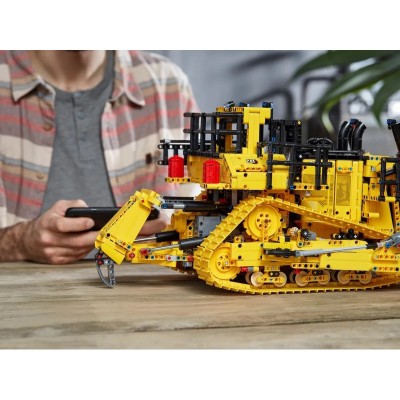 Конструктор LEGO Technic Бульдозер Cat D11 на пульті управління 42131