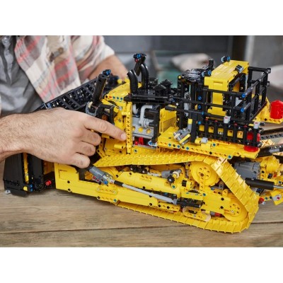 Конструктор LEGO Technic Бульдозер Cat D11 на пульті управління 42131