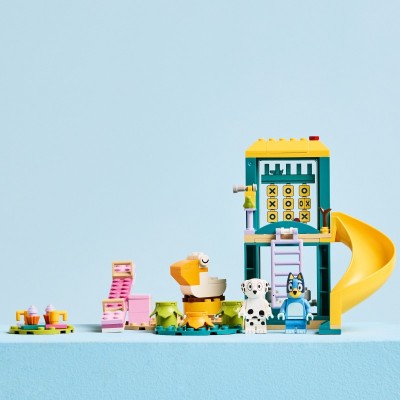 Конструктор LEGO Bluey Веселощі з Блуї та Хлоєю на ігровому майданчику