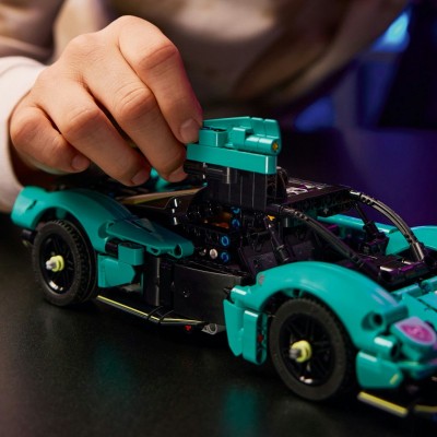 Конструктор LEGO Technic Aston Martin Valkyrie