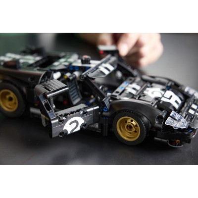 Конструктор LEGO Technic Автомобіль для перегонів Ford GT40 MKII 1966 року