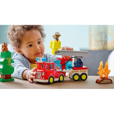 Конструктор LEGO DUPLO Town Пожежна машина зі шлангом і пожежником
