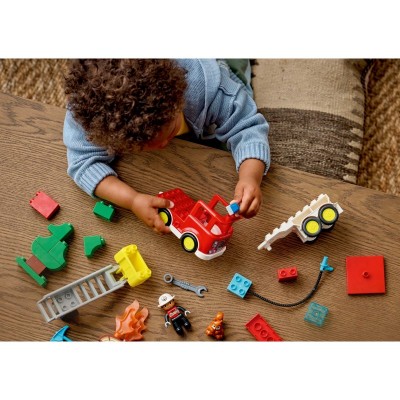 Конструктор LEGO DUPLO Town Пожежна машина зі шлангом і пожежником