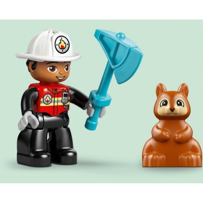 Конструктор LEGO DUPLO Town Пожежна машина зі шлангом і пожежником