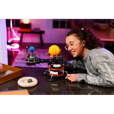 Конструктор LEGO Technic Земля та Місяць на орбіті