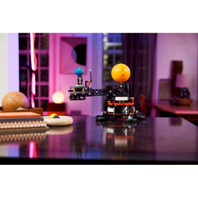 Конструктор LEGO Technic Земля та Місяць на орбіті