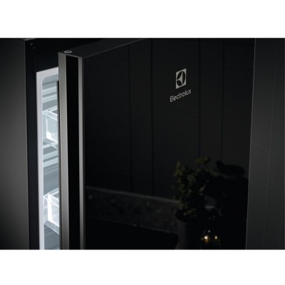 Холодильник Electrolux з нижн. мороз., 201x60х66, холод.відд.-244л, мороз.відд.-94л, 2дв., E, Combi, інв., диспл внутр., зона св-ті, чорний (скло)