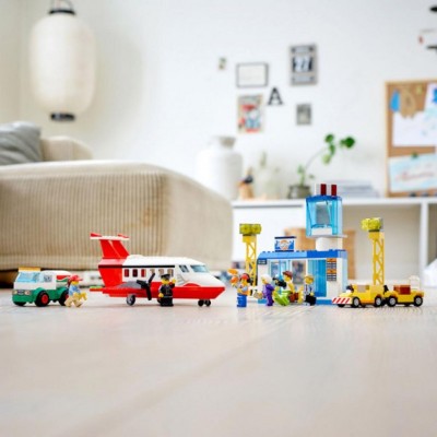 Конструктор LEGO City Міський аеропорт 286 деталей (60261)