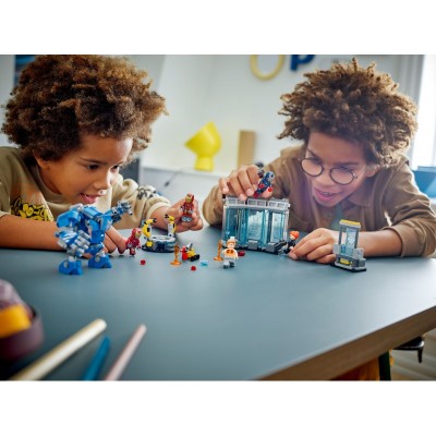 Конструктор LEGO Super Heroes Лабораторія Залізної Людини: зал обладунків
