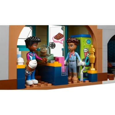 Конструктор LEGO Friends Святкова гірськолижна траса й кафе